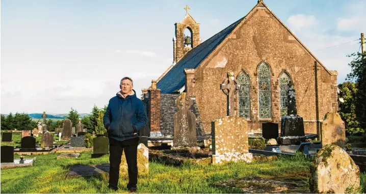  ?? Fotos: Fabian Federl ?? Gerry Quinn auf dem Friedhof seiner Heimatgeme­inde Boho. Obwohl er hier aufwuchs, kannte er die Legende von Pfarrer James Mcgirr nicht.