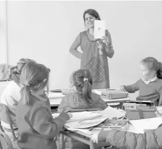  ??  ?? Estefanía Fernández, con sus alumnas del colegio Santa Inés, en San Isidro