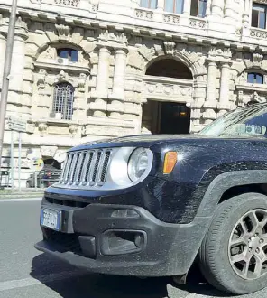  ?? (foto Baroum/Proto) ?? Piazza Cavour
Posto di blocco della polizia davanti alla Corte di Cassazione per controllar­e il rispetto del Dpcm