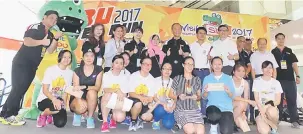  ??  ?? PEMENANG: Tiong (berdiri tengah) serta kenamaan lain bersama pemenang kategori wanita terbuka Sibu Tower Run 2017 semalam.