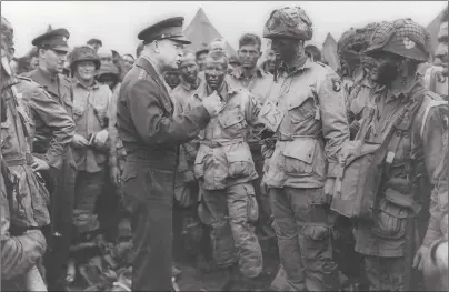  ?? FOTOS: CEDOC PERFIL ?? Ee.uu. Roosevelt y Marshall son otro ejemplo de confianza entre un comandante político y otro militar, que logró que la invasion de Normandía liderada por el general Eisenhower (arriba) fuera un éxito.