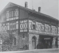  ?? FOTO: PRIVAT ?? 1869 wurde die Eisenbahns­trecke zwischen Aulendorf und Mengen in Betrieb genommen. Der letzte Zug hielt 1983 am Bahnhof in Scheer. Heute ist das Gebäude das Hotel Donaublick.