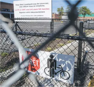  ?? DARIO AYALA/MONTREAL GAZETTE ?? This fence that blocks a sidewalk and bicycle path at the AMT Parc station has prompted someone to put up a poster inviting citizens to complain to the AMT and Canadian Pacific Railway and demand that it be removed. Residents in the area have been...