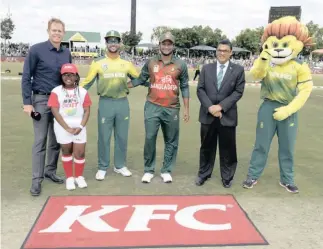  ?? ?? ZENANDE Mkhwanazi at the coin toss with former Proteas captain Shaun Pollock, JP Duminy of the Proteas, Shakib Al Hasan of Bangladesh and former Sri Lankan cricketer Ranjan Madugalle.