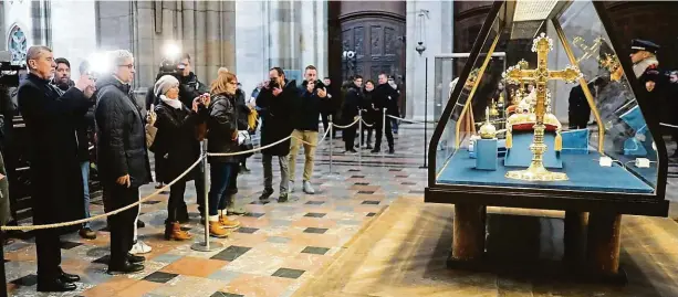  ?? Foto: Ladislav Křivan, MAFRA ?? Babiš a klenoty Než se Andrej Babiš dostal do katedrály na výstavu klenotů, strávil přes dvě hodiny ve frontě. Čekání si krátil povídáním si s dalšími čekajícími nebo pořizování­m fotek s fanoušky. Po návštěvě výstavy zavítal Babiš ještě do kostela Pražského Jezulátka, který byl dopoledne kvůli možnému zneužití v kampani uzavřen. „Já to nechápu. Před Pánem Bohem jsme si všichni rovni a do kostela přece mají přístup i vrazi,“komentoval to expremiér na videu na sítích.