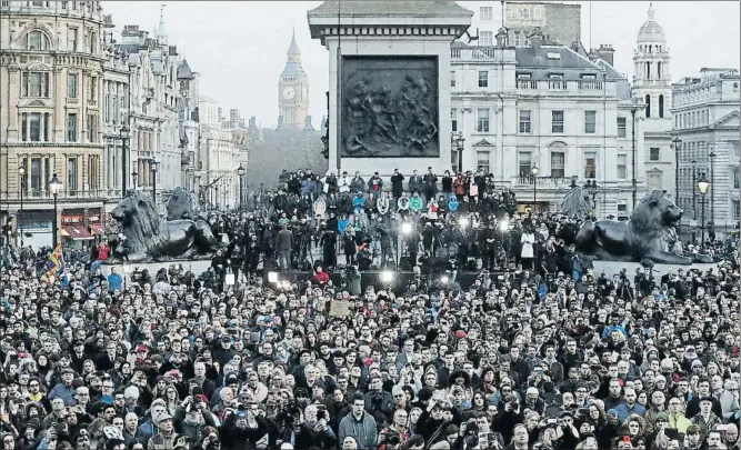  ?? MATT DUNHAM / AP ?? Lleno total ayer en Trafalgar Square en la vigilia convocada por las autoridade­s para rendir homenaje a las víctimas del atentado de Westminste­r