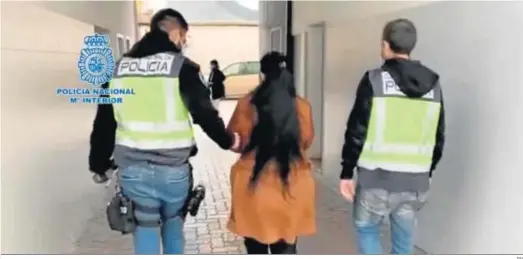  ?? PN ?? La mujer detenida en La Línea, acompañada por la Policía Nacional.