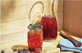  ?? [PHOTO BY TOM ?? “You don’t need to buy a bunch of things” to make iced tea, says Ben Byrd, microbiolo­gist-turned-founder of Washington-based iced tea brand Runningbyr­d Tea.