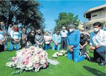  ??  ?? La primer actividad de Guillermo Lasso como presidente electo fue ubicar una ofrenda floral en la tumba de sus padres.