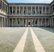  ??  ?? Stile Liberty Qui accanto, il giardino nascosto con sculture e pensili d’epoca in ferro e vetro di Palazzo Castiglion­i (c.so Venezia 47). Sopra, dall’alto: il cortile con lo spazio verde di Palazzo Rocca Saporiti (c.so Venezia 40) e quello a doppia...