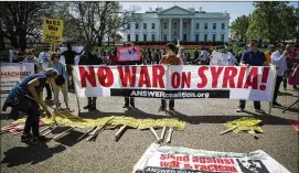  ?? AL DRAGO / THE NEW YORK TIMES ?? Demonstrat­ors outside the White House on Saturday protest the U.S. airstrikes in Syria. Officials said American-led strikes against Syria had taken out the “heart” of President Bashar Assad’s chemical weapons program.