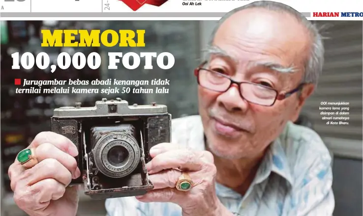  ??  ?? OOI menunjukka­n kamera lama yang disimpan di dalam almari rumahnya
di Kota Bharu.