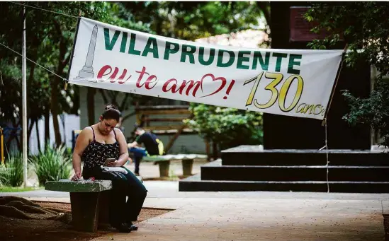  ?? Fotos Zanone Fraissat/Folhapress ?? Mulher sem máscara na praça IV Centenário, na Vila Prudente, em frente ao posto de saúde do bairro