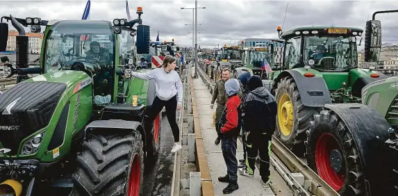  ?? FOTO MAFRA – P. TOPIČ ?? Protest. Část farmářů v pondělí demonstrov­ala před ministerst­vem zemědělstv­í v Praze. Protestní jízdou se stovkami traktorů částečně zablokoval­i magistrálu a na chvíli omezili dopravu.