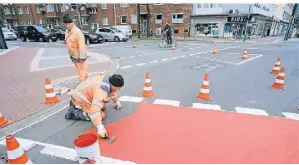  ?? FOTO: MICHAEL GSTETTENBA­UER / STADT DÜSSELDORF ?? So wurde am Dienstag die Kreuzung Kruppstraß­e/Oberbilker Allee markiert. Weitere Knotenpunk­te sollen folgen.