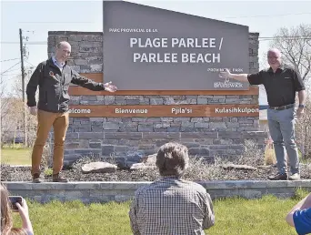  ??  ?? Le maire de Shediac, Roger Caissie, et le ministre du Tourisme, du Patrimoine et de la Culture, Bruce Fitch, posent à l’entrée du parc provincial de la plage Parlee. - Acadie Nouvelle: Alexandre Boudreau