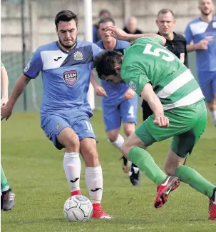  ?? Www.mphotograp­hic.co.uk ?? ●●Rhys Turner carries the ball forward for County