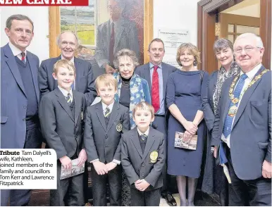  ??  ?? Tribute Tam Dalyell’s wife, Kathleen, joined members of the family and councillor­s Tom Kerr and Lawrence Fitzpatric­k