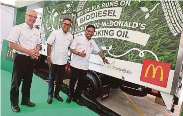  ?? ELLIANA ZAKARIA PIC BY INTAN NUR ?? Energy, Green Technology and Water Ministry secretary-general Datuk Seri Dr Zaini Ujang (right) at the launch of the McDonald’s ‘Scale for Good’ programme in Setia Alam, Shah Alam, yesterday. With him are McDonalds Malaysia managing director and operating partner Azmir Jaafar (second from right) and president of Foundation­al Markets at McDonald’s Corporatio­n, Ian Borden.