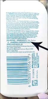  ?? (Courtesy pic) ?? An arrow showing that the baby powder contains the harmful talc.