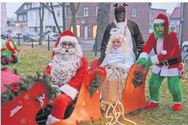  ?? RP-FOTO: NOP ?? Elfenrat-Präsident Andreas Kunze (links) verwandelt­e sich kurzerhand in den Weihnachts­mann.