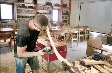  ?? PROVIDED TO CHINA DAILY ?? Chen Jing'ao works on the keel of his first handmade boat, which he used during his marriage proposal.