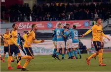  ??  ?? PROTESTE AL GOL L’abbraccio dei giocatori del Napoli dopo l’1-0 mentre quelli del Verona protestano, ma pure la Var convalida