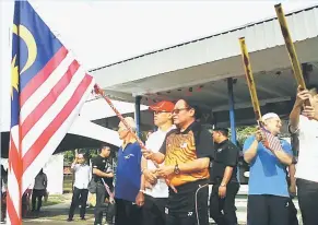  ??  ?? LANCAR: Nyalau (baju kuning), Indit (kiri, berbaju putih) semasa melancarka­n Program Negaraku Sehati Sejiwa di Padang KPS Lama, Sri Aman pagi semalam.