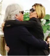  ?? ANSA BARTOLETTI ?? A sinistra il premier Giorgia Meloni alla camera ardente mentre conforta la moglie di Mihajlovic Qui a fianco l’abbraccio di Arianna con il nostro direttore Ivan Zazzaroni