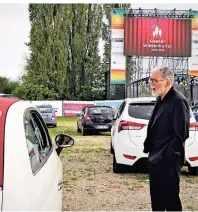  ??  ?? Auch Kabarettis­t Wolfgang Trepper ließ es sich nicht nehmen, auf und abseits der Reeser Open-air-bühne vorbeizusc­hauen.