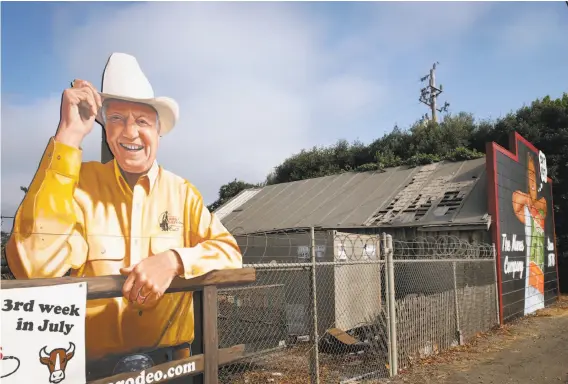  ?? Paul Chinn / The Chronicle ?? An old barn is the only structure still standing from an era when an intersecti­on along Highway 68 just south of Salinas was known as Confederat­e Corners.