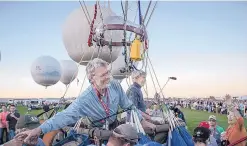  ?? ROBERTO E. ROSALES/JOURNAL ?? Peter Cuneo, foreground, and Barbara Fricke of Albuquerqu­e launch their gas balloon, Foxtrot Charlie, Saturday evening. They are one of eight teams competing in the America’s Challenge distance race.