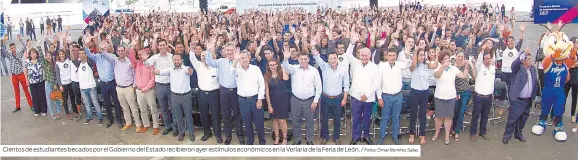  ?? Fotos: Omar Ramírez Salas ?? Cientos de estudiante­s becados por el Gobierno del Estado recibieron ayer estímulos económicos en la Verlaria de la Feria de León. /