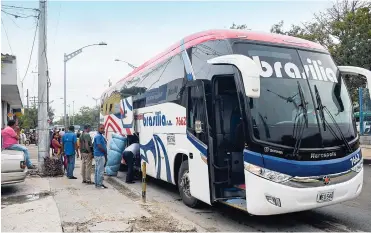  ?? FOTOS: CéSAR BOLíVAR ?? Pasajeros reclaman el equipaje tras bajarse de este bus interdepar­tamental en Simón Bolívar.