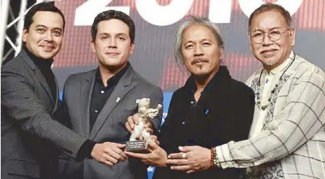  ??  ?? Berlinale’s Silver Bear Alfred Bauer Prize goes to Hele Sa Hiwagang Hapis. Holding the prize are actor John Lloyd Cruz, producer Paul Soriano, writer-director Lav Diaz, and actor Bernardo Bernardo.