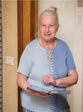  ?? FOTO DIRK KERSTENS ?? De 76-jarige Raymonda Van Malder belt wekelijks achttien vereenzaam­de ouderen op. “Ik moet kunnen tetteren, anders word ik ziek”, zegt ze.