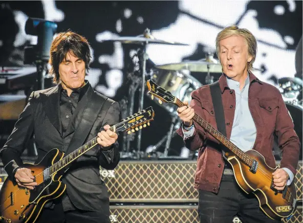  ?? PHOTO SIMON CLARK ?? Le guitariste Rusty Anderson et la légende Paul Mccartney ont mis toute la gomme lors de la première mondiale de la tournée Freshen Up, hier soir, au Centre Vidéotron.