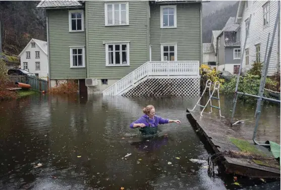  ?? ARKIVFOTO: RUNE SAEVIG ?? HØY VANNSTAND: Flommen i 2014 førte til oversvømme­lse på Evanger da elven Vosso gikk langt over sine bredder. Hordaland har flest naturskade­saker i Norge etter 2010.