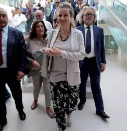  ??  ?? In corsia Il ministro Giulia Grillo durante una visita all’Ospedale del Mare