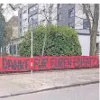  ?? FOTO: MISERIUS ?? Ein Banner der Bayer-Ultras hängt am Krankenhau­s in Opladen.