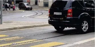  ??  ?? In Vorarlberg büsste die Landespoli­zei Schweizer Autofahrer wegen fehlender Ch-kleber.