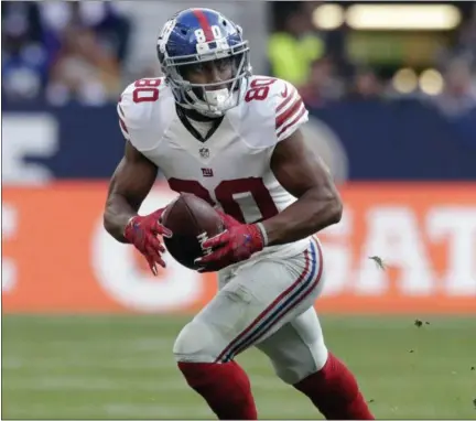  ?? PHOTOS BY MATT DUNHAM — ASSOCIATED PRESS ?? Giants wide receiver Victor Cruz runs with the ball during Sunday’s game against the Rams at Twickenham Stadium in London.