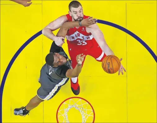  ??  ?? PELEA. Marc trata de anotar ante la defensa de Looney. Los Gasol pueden convertirs­e en los primeros hermanos con un anillo de la NBA.