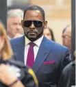  ?? ARCHIVFOTO: DPA ?? R. Kelly auf dem Weg zum Prozess.