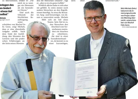  ?? FOTO: CHRISTIAN BREUER ?? Mick Michels (links) bekommt die Ernennungs­urkunde von Propst Johannes Mecking überreicht, unterschri­eben von Bischof Felix Genn.
