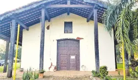  ??  ?? La puerta principal del templo parroquial de San Joaquín, que, según las denuncias, personas extrañas intentaron forzar el martes último.