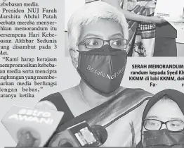  ?? — Gambar Bernama ?? SERAH MEMORANDUM: Wathshiah (kiri) menyerahka­n memorandum kepada Syed Khairil untuk diserahkan kepada Menteri KKMM di lobi KKMM, dekat Putrajaya semalam. Turut kelihatan Fa- rah Marshita.