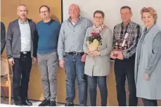  ?? FOTO: KARIN BARTH ?? Kassierer Jürgen Eisele, Zweiter Vorsitzend­er Harald Pfitzer, Erster Vorsitzend­er Markus Sprösser, Sabine Rupp, Reinhold Rupp, Bürgermeis­terin Sabine Heidrich.