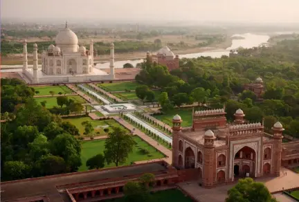  ??  ?? Gravsteden­e til Shah Jahan og Mumtaz Mahal i Taj Mahal-krypten. OVER Det sees ikke så ofte på bildene, men inngangspo­rten til Taj Mahal er bygget med rød sandstein.