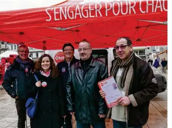  ??  ?? A Lons comme à Dole, les militants de la CFDT du Jura sont allés à la rencontre des salariés des petites entreprise­s. Ici avec Erik Marchand (situé à droite).